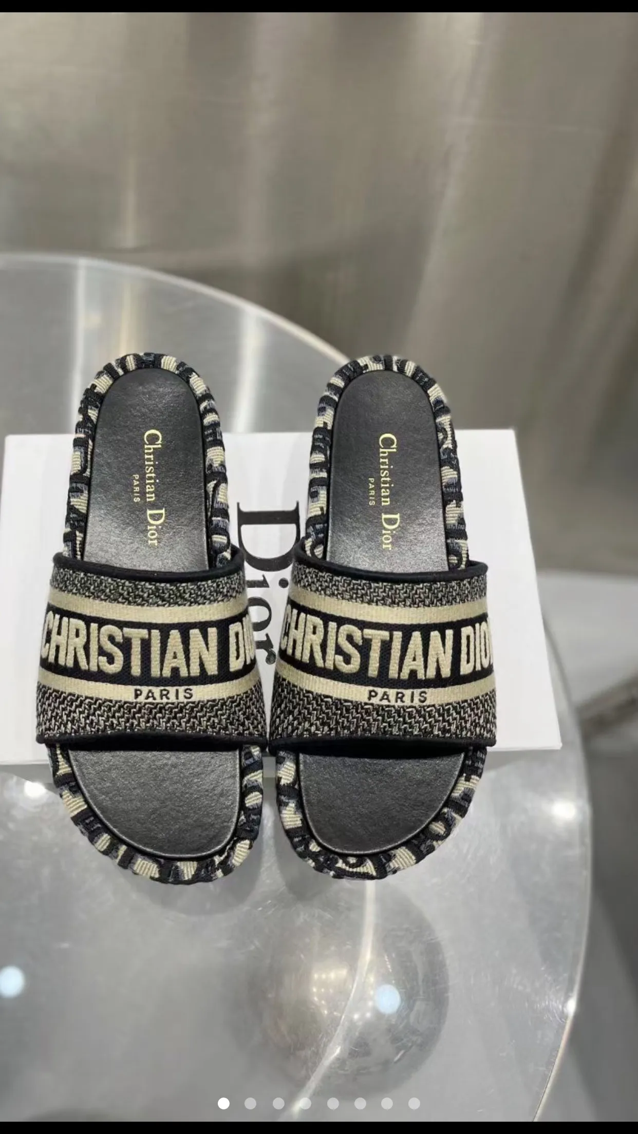 👟👟Ex-factory price 400👟👟 Women's shoes, women's clothing, classic hot-selling models continue to... 🎈Best-selling pair of Dior DIOR wedge-heeled waterproof platform slippers DIORBLIQUE pattern jacquard embroidered prince, 🪡designed with classic logo embroidery craft elements. D’s most popular series in the past two years is really great! Super wow! 😘 Retro literary and fresh style, one of the must-have items in spring and summer 👏 💙Buy genuine products and reproduce them, synchronized with ten colors at the counter 💛High version of three-dimensional jacquard embroidered upper, cowhide lining 💚Original molded custom outsole, non-slip and wear-resistant Heel height: 5Cm, long legs to wear Comes with a full set of exquisite packaging Code number: 34-43 (34, 41, 42, 43 are custom-made and cannot be returned or exchanged)